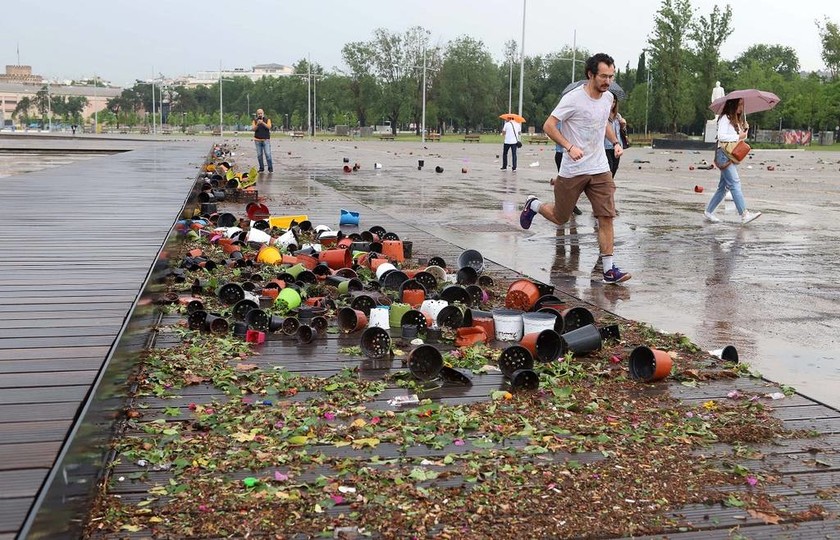 Εικόνες καταστροφής στη Θεσσαλονίκη: Χωρίς νερό και ρεύμα μέχρι την Παρασκευή