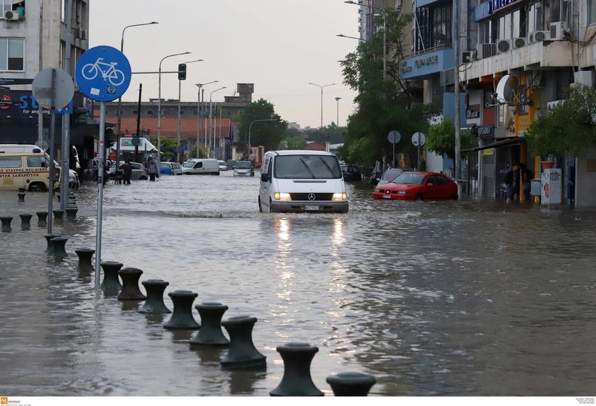 «Πνίγηκε» η Θεσσαλονίκη από την κακοκαιρία: Χωρίς νερό αρκετές περιοχές (pics)