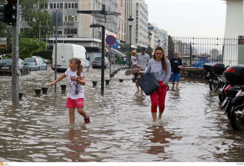 «Πνίγηκε» η Θεσσαλονίκη από την κακοκαιρία: Χωρίς νερό αρκετές περιοχές (pics)