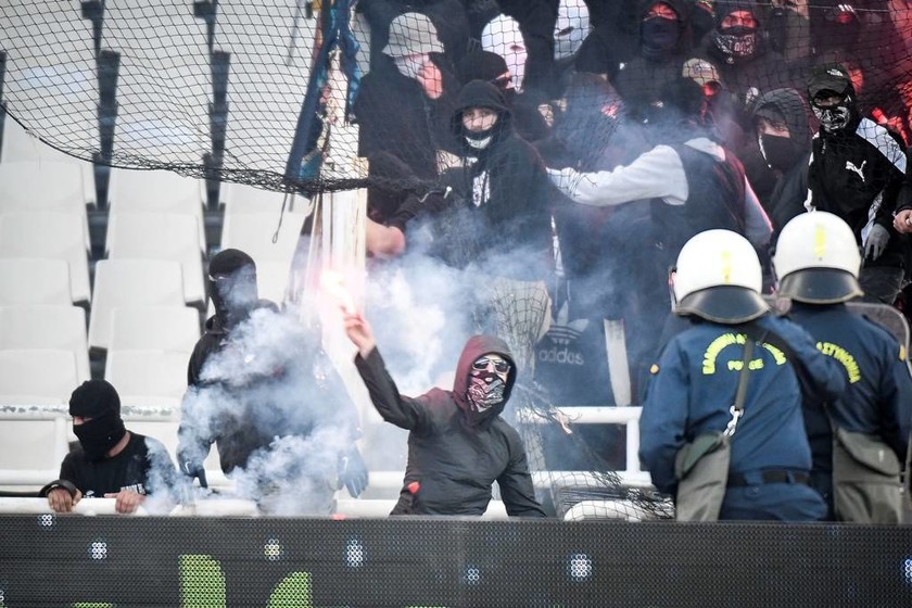 Οπαδοί της ΑΕΚ επιτέθηκαν σε οπαδούς του ΠΑΟΚ και έκαψαν το όχημά τους