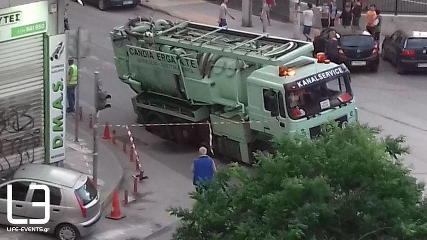 «Βούλιαξε» ο δρόμος στη Θεσσαλονίκη και έπεσε μέσα στην τρύπα φορτηγό (photo)