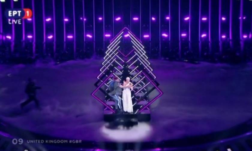 Eurovision 2018: «Ντου» θεατή στη σκηνή - Άρπαξε το μικρόφωνο από την τραγουδίστρια! (pics+vid)
