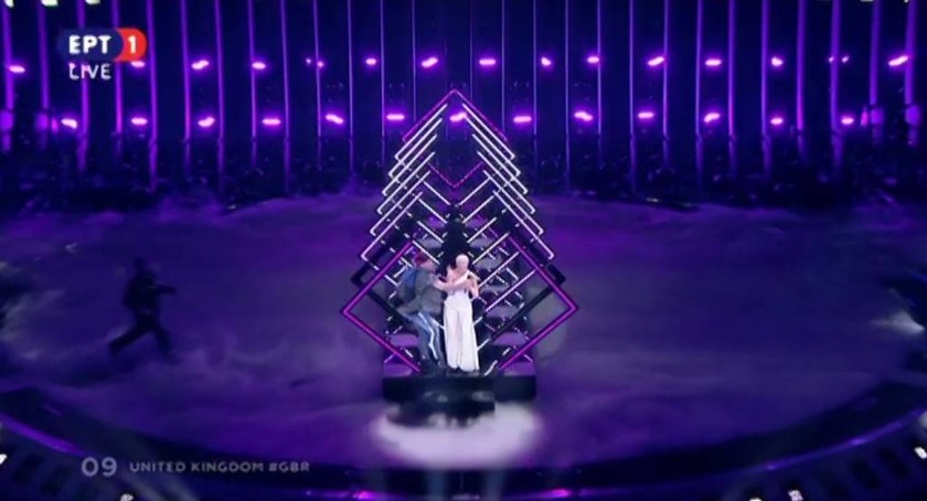Τελικός Eurovision 2018: «Ντου» θεατή στη σκηνή - Άρπαξε το μικρόφωνο από την τραγουδίστρια! (pics)