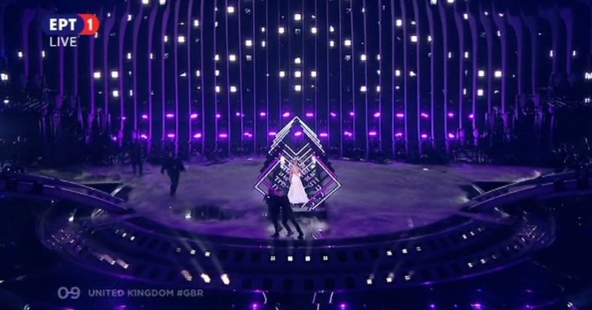 Τελικός Eurovision 2018: «Ντου» θεατή στη σκηνή - Άρπαξε το μικρόφωνο από την τραγουδίστρια! (pics)