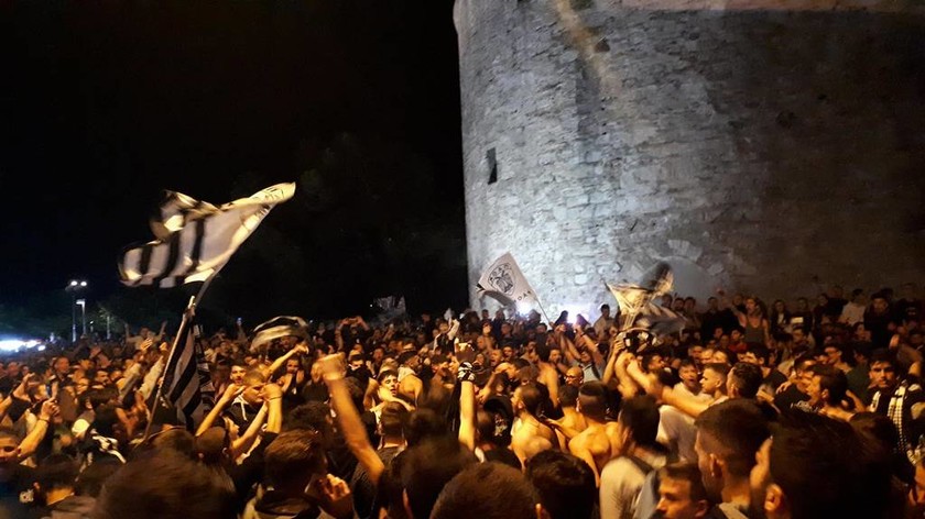 Κύπελλο Ελλάδας: Έξαλλοι πανηγυρισμοί οπαδών του ΠΑΟΚ στον Λευκό Πύργο (pis&vid)