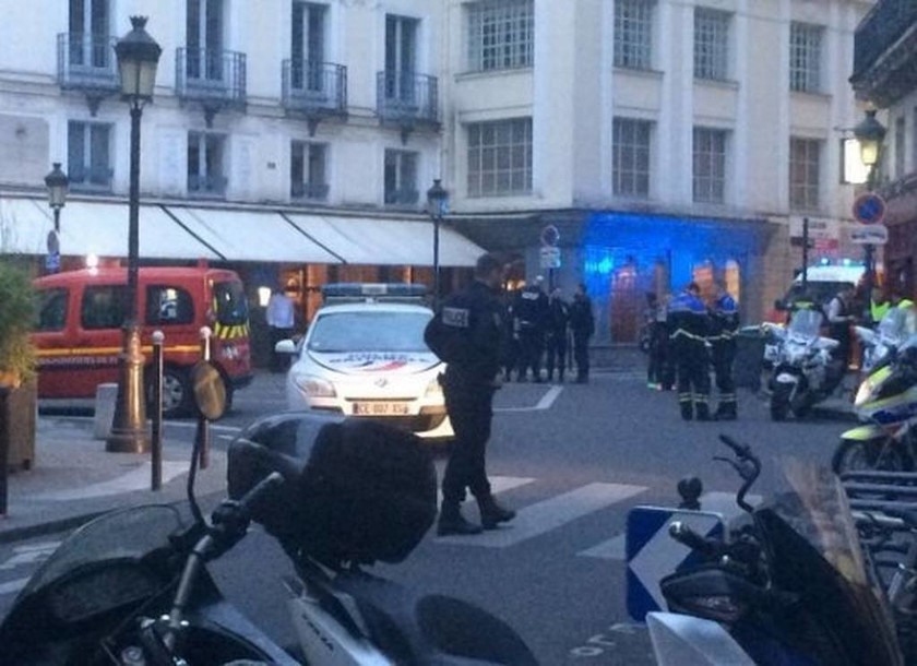 Παρίσι: Άγνωστη παραμένει η ταυτότητα του δράστη - Εκτός κινδύνου οι 4 τραυματίες της επίθεσης