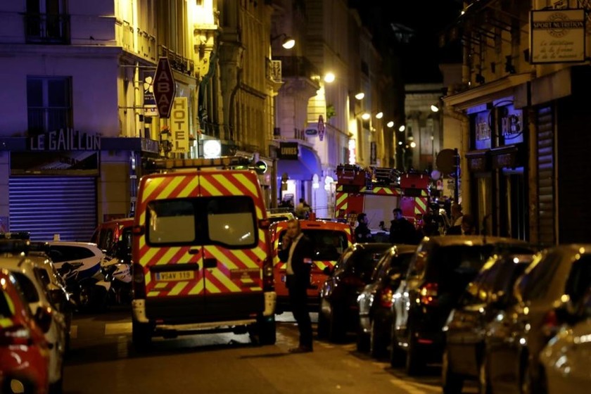 Ο τρόμος επέστρεψε στο Παρίσι: Ο ISIS πίσω από την επίθεση με μαχαίρι - Δύο νεκροί 