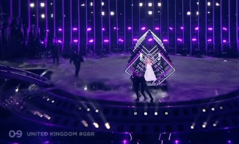 Eurovision 2018: Ποιος είναι ο άντρας που όρμησε στη σκηνή και χάλασε την εμφάνιση της Βρετανίας