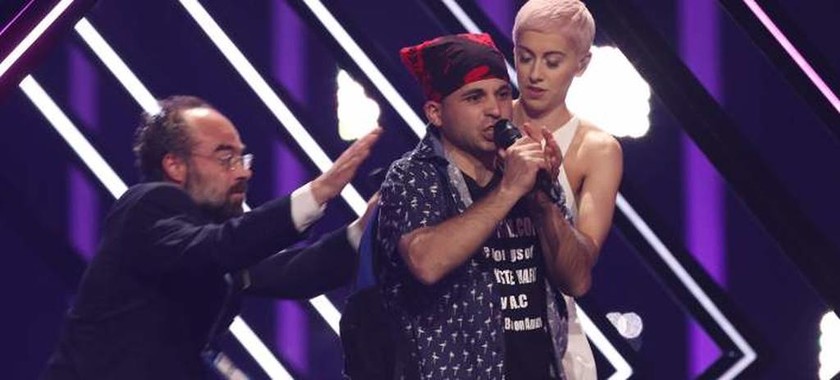 Eurovision 2018: Ποιος είναι ο άντρας που όρμησε στη σκηνή και χάλασε της εμφάνιση της Βρετανίας