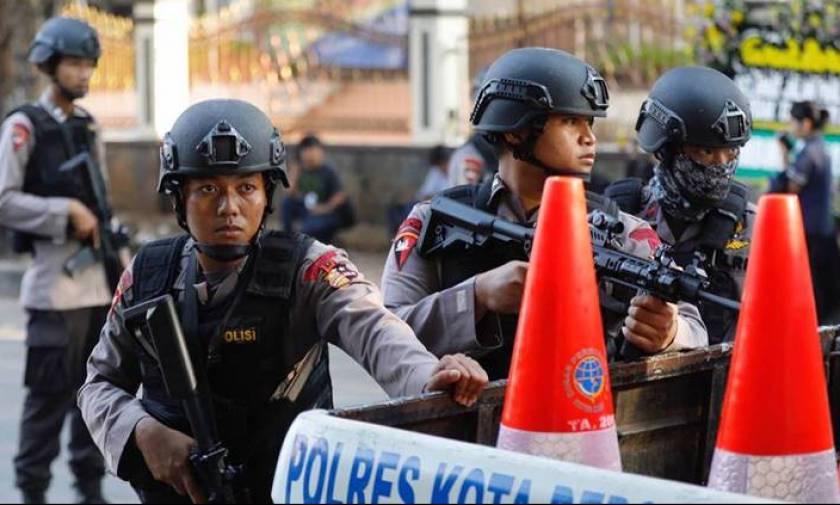Ινδονησία: Ισχυρή έκρηξη στο αρχηγείο της αστυνομίας – Τουλάχιστον ένας νεκρός