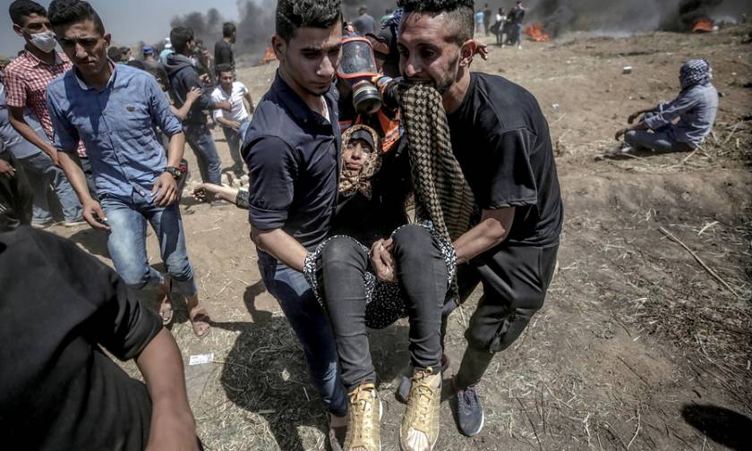 Σφαγή στη Λωρίδα της Γάζας: Οι Παλαιστίνιοι θάβουν τους νεκρούς τους (photos)