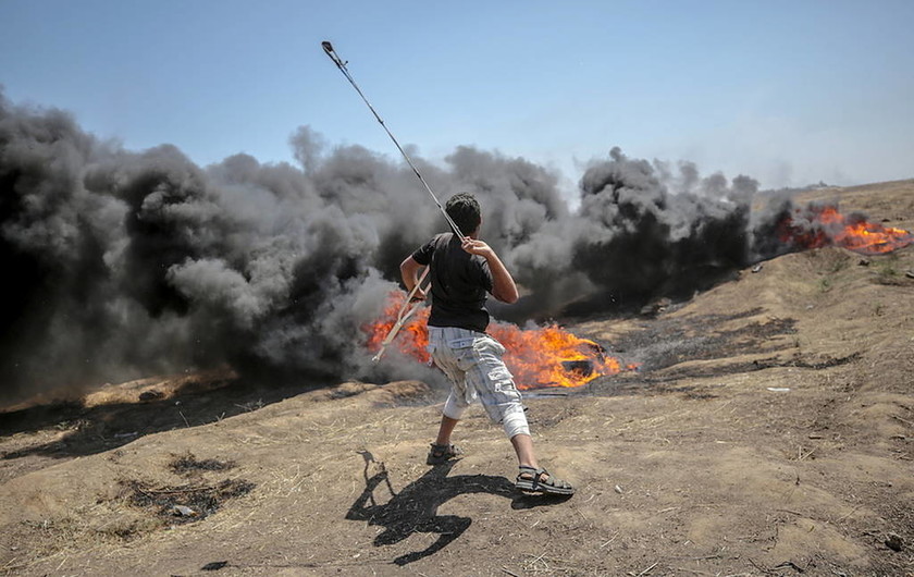 Σφαγή στη Λωρίδα της Γάζας: Οι Παλαιστίνιοι θάβουν τους νεκρούς τους (photos) 