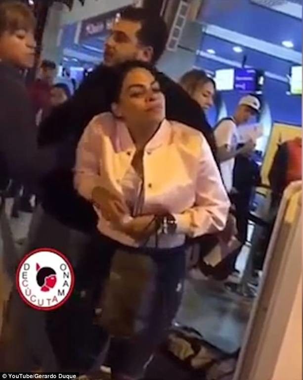 Απατημένη σύζυγος έπιασε τον σύζυγό της με την ερωμένη στο αεροδρόμιο και τους έσυρε από τα μαλλιά 