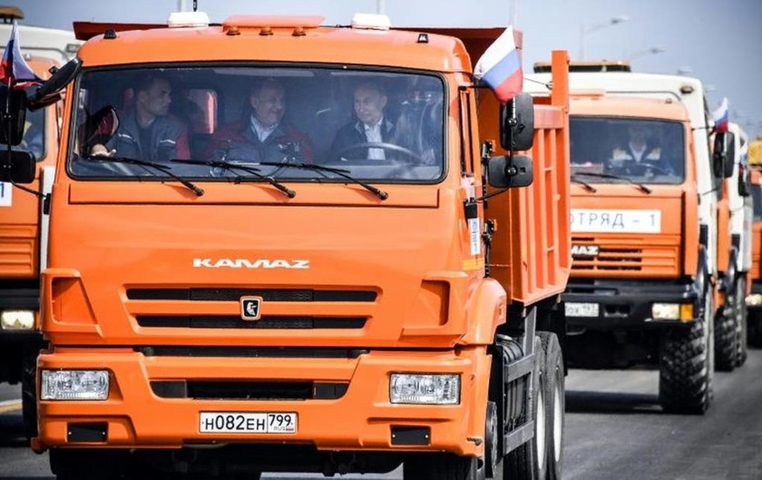 Ο Πούτιν… φορτηγατζής εγκαινιάζει τη «γέφυρα τα χιλιετίας»