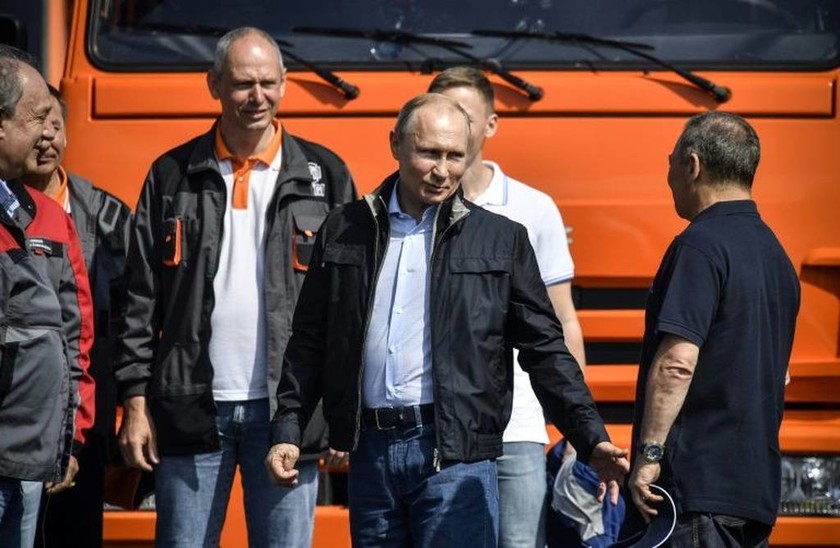 Ο Πούτιν… φορτηγατζής εγκαινιάζει τη «γέφυρα τα χιλιετίας»