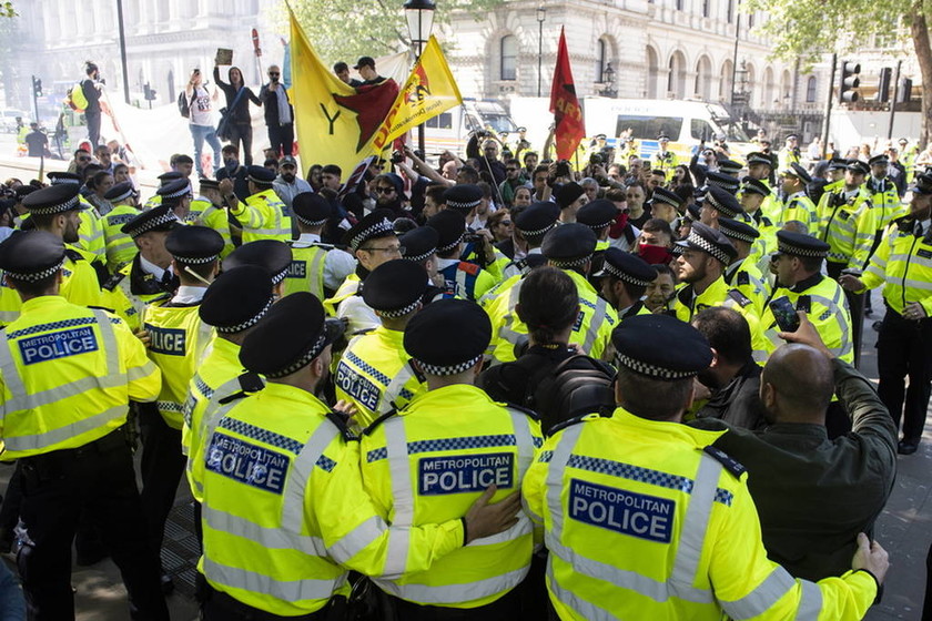 Βρετανία: Τραμπούκοι του Ερντογάν προκάλεσαν επεισόδια στο Λονδίνο (Vids+Pics)