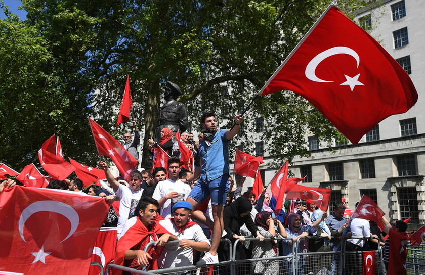 Βρετανία: Τραμπούκοι του Ερντογάν προκάλεσαν επεισόδια στο Λονδίνο (Vids+Pics)