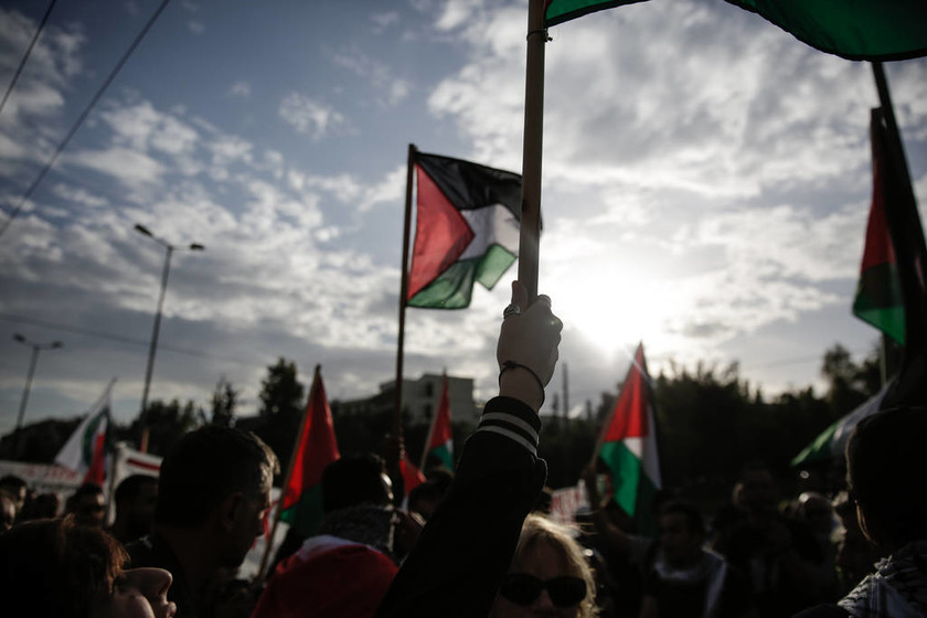 Πορεία για τη σφαγή στη Γάζα: Πετροπόλεμος και χημικά έξω από την πρεσβεία του Ισραήλ (pics)