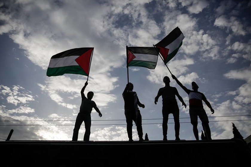 Πορεία για τη σφαγή στη Γάζα: Πετροπόλεμος και χημικά έξω από την πρεσβεία του Ισραήλ (pics)