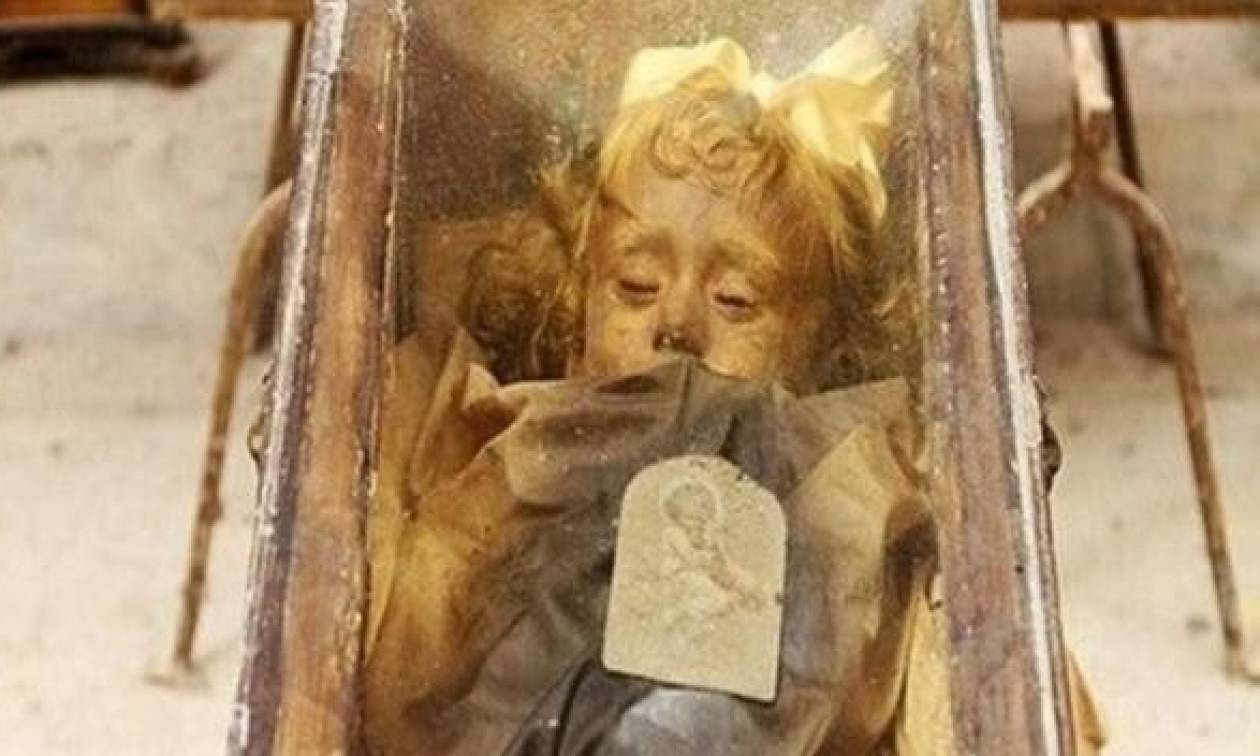 Αυτό το μικρό κοριτσάκι πέθανε πριν από 98 χρόνια. Ξαφνικά... άνοιξε τα μάτια του! (vids+pics)
