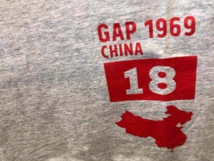  Η δημόσια απολογία της GAP για ένα μπλουζάκι