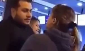 Κακός χαμός σε αεροδρόμιο με γυναίκα να αρπάζει την ερωμένη του άντρα της από τα μαλλιά (vid)