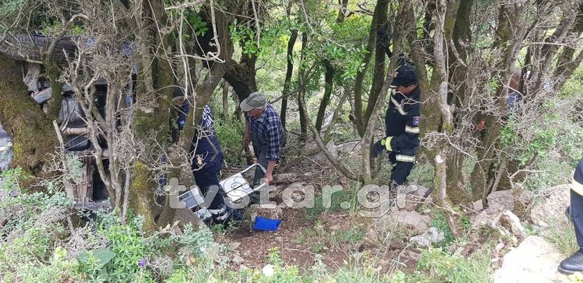 Ευρυτανία: Γυναίκα οδηγός έπεσε σε γκρεμό 100 μέτρων και πατούσε κόρνα για να την βρουν