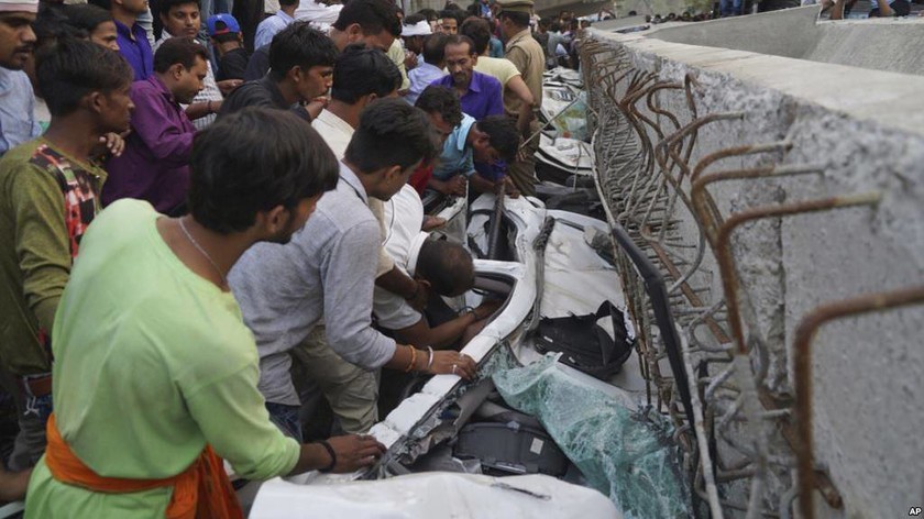 Τραγωδία στην Ινδία: Κατέρρευσε γέφυρα καταπλακώνοντας δεκάδες ανθρώπους – Τουλάχιστον 19 νεκροί