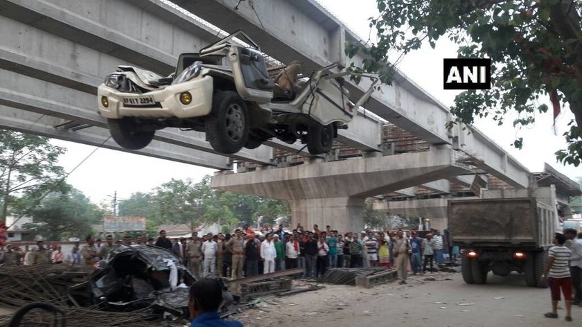 Τραγωδία στην Ινδία: Κατέρρευσε γέφυρα καταπλακώνοντας δεκάδες ανθρώπους – Τουλάχιστον 19 νεκροί