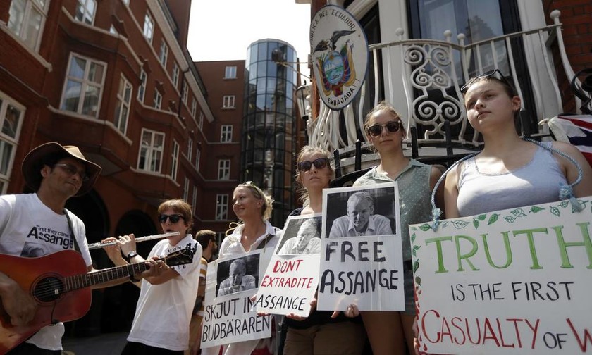 Wikileaks: Προσέφεραν άσυλο στον Ασάνζ για να τον κατασκοπεύουν αλλά τους «χάκαρε» εκείνος