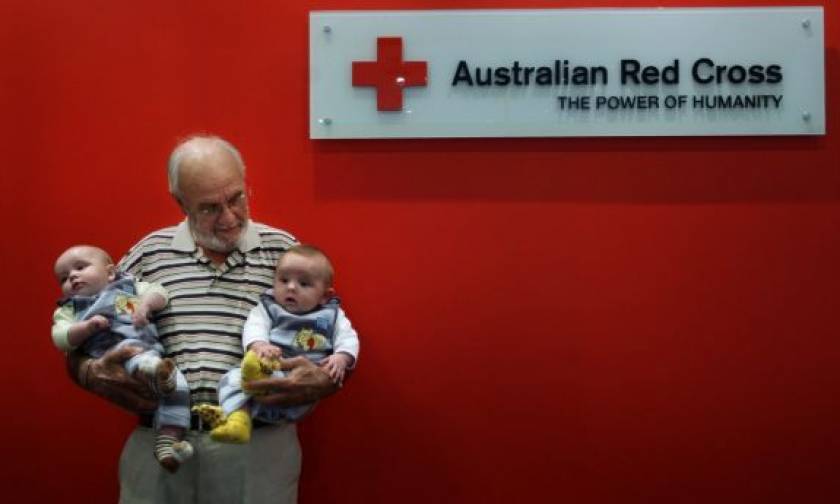 Ο «Άνθρωπος με το Χρυσό Χέρι» που έσωσε εκατομμύρια μωρά έδωσε για τελευταία φορά αίμα (vids+pics)