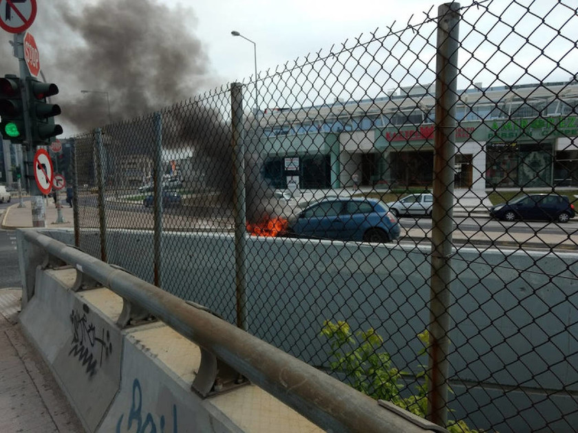 Συναγερμός στην Κηφισίας: Αυτοκίνητο τυλίχθηκε στις φλόγες στο «δαχτυλίδι» 