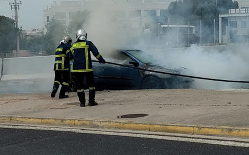 Συναγερμός στην Κηφισίας: Αυτοκίνητο τυλίχθηκε στις φλόγες στο «δαχτυλίδι» 