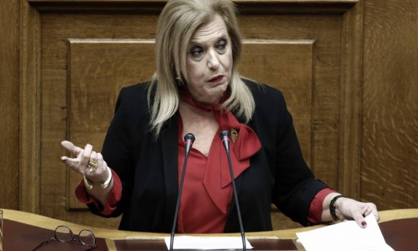 Πιάστηκαν στα χέρια στη Βουλή: Καρεκλιές, βρισιές και... τσαντιές - Σε αμόκ βουλευτής του ΣΥΡΙΖΑ