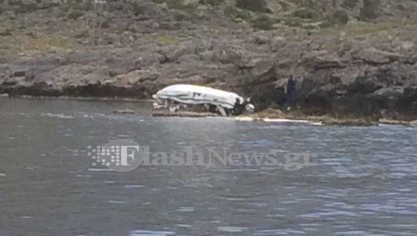 Τραγωδία στα Σφακιά: Εικόνες ντοκουμέντο από το σκάφος που καρφώθηκε στα βράχια - Τρεις οι νεκροί