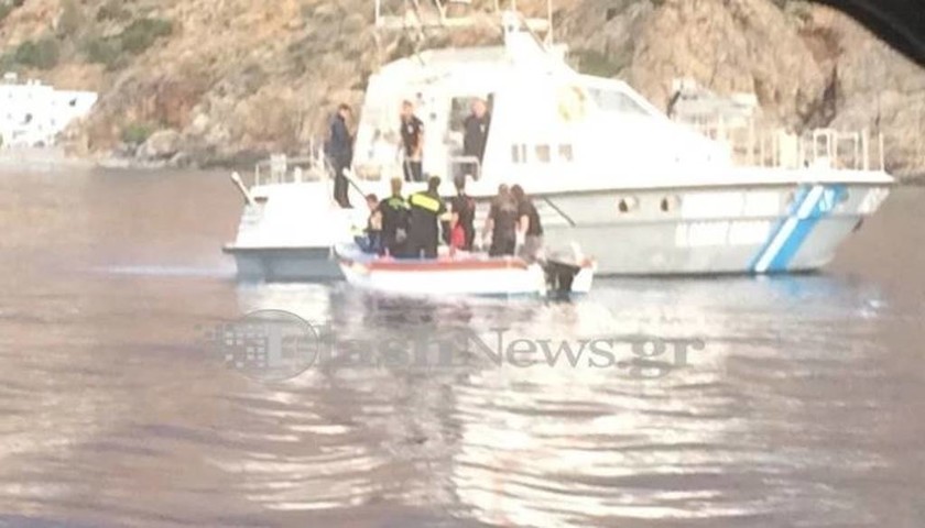 Τραγωδία στα Σφακιά: Εικόνες ντοκουμέντο από το σκάφος που καρφώθηκε στα βράχια - Τρεις οι νεκροί