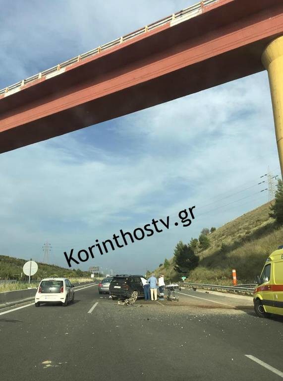 Φωτογραφίες: Αυτοκίνητο καρφώθηκε σε κολώνα γέφυρας στην «Αθηνών – Κορίνθου»