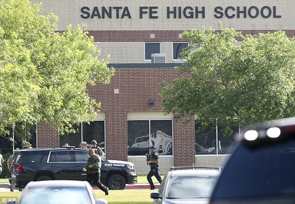 4C670E6400000578 5746301 Santa Fe High School in Texas was on lockdown after a shooter st a 18 1526673602224