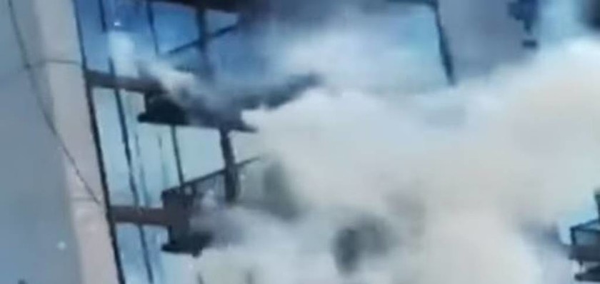 Βίντεο σοκ: Υπάλληλοι καθαριότητας κρέμονται στον αέρα από τον 38ο όροφο - Οι δραματικές στιγμές