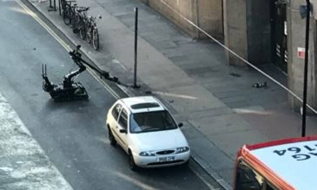 Συναγερμός στο Λονδίνο: Ελεγχόμενη έκρηξη σε ύποπτο πακέτο (pics+vid)