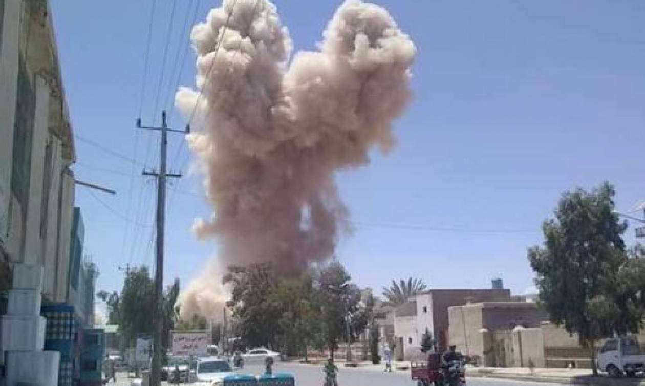 Νέο αιματοκύλισμα στο Αφγανιστάν: Τουλάχιστον 16 νεκροί από έκρηξη παγιδευμένου λεωφορείου (pics)
