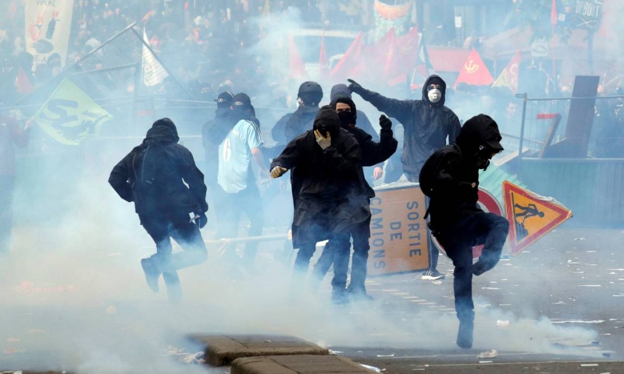 Γαλλία: Συμπλοκές στο Παρίσι μεταξύ αντιεξουσιαστών και αστυνομικών (Vids+Pics)