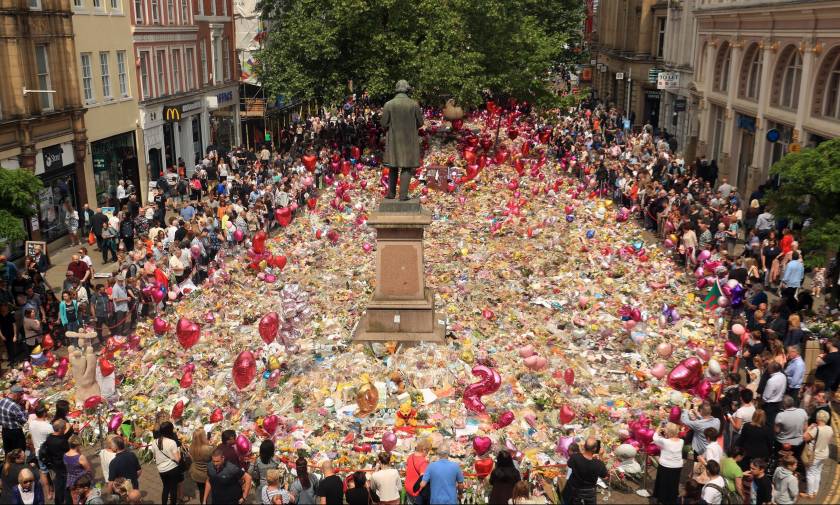 Ένας χρόνος μετά: Θρήνος στη Βρετανία για τους 22 νεκρούς της τρομοκρατικής επίθεσης στο Μάντσεστερ
