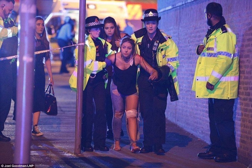 Ένας χρόνος μετά: Θρήνος στη Βρετανία για τους 22 νεκρούς της τρομοκρατικής επίθεσης στο Μάντσεστερ
