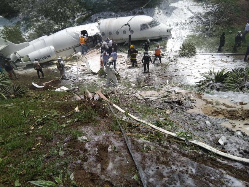 Εφιάλτης: Αεροπλάνο κόπηκε στα δυο - Σοκαριστικές εικόνες