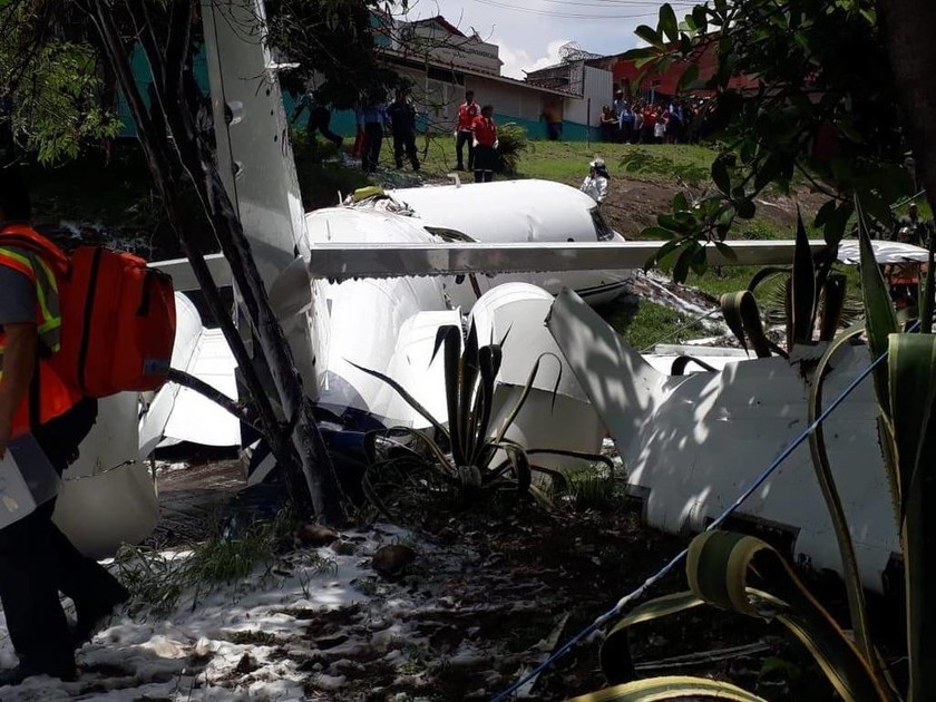 Εφιάλτης: Αεροπλάνο κόπηκε στα δυο - Σοκαριστικές εικόνες