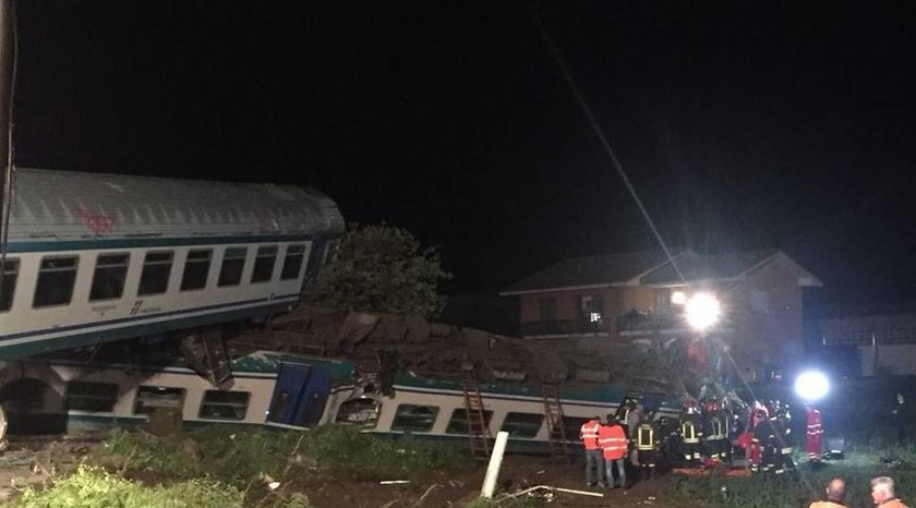 Ιταλία: Τρένο συγκρούστηκε με φορτηγό - Δύο νεκροί και πολλοί τραυματίες (pics&vid)