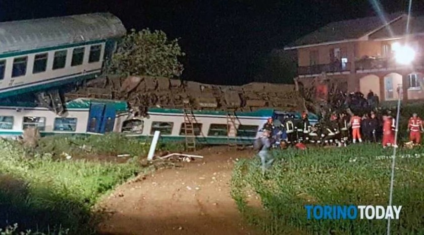 Ιταλία: Τρένο συγκρούστηκε με φορτηγό - Δύο νεκροί και πολλοί τραυματίες (pics&vid)