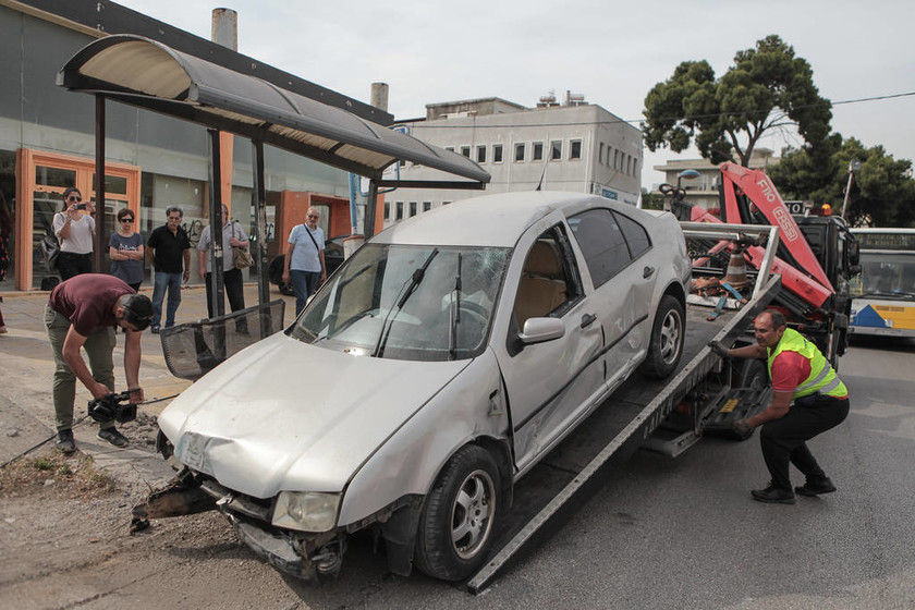 Μεταμόρφωση: Θρίλερ με το αυτοκίνητο που έπεσε στη στάση λεωφορείου (pics&vid)