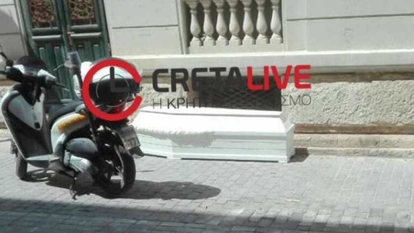 Πανικός στο Ηράκλειο: Βρήκαν φέρετρο στη μέση του δρόμου (pics)